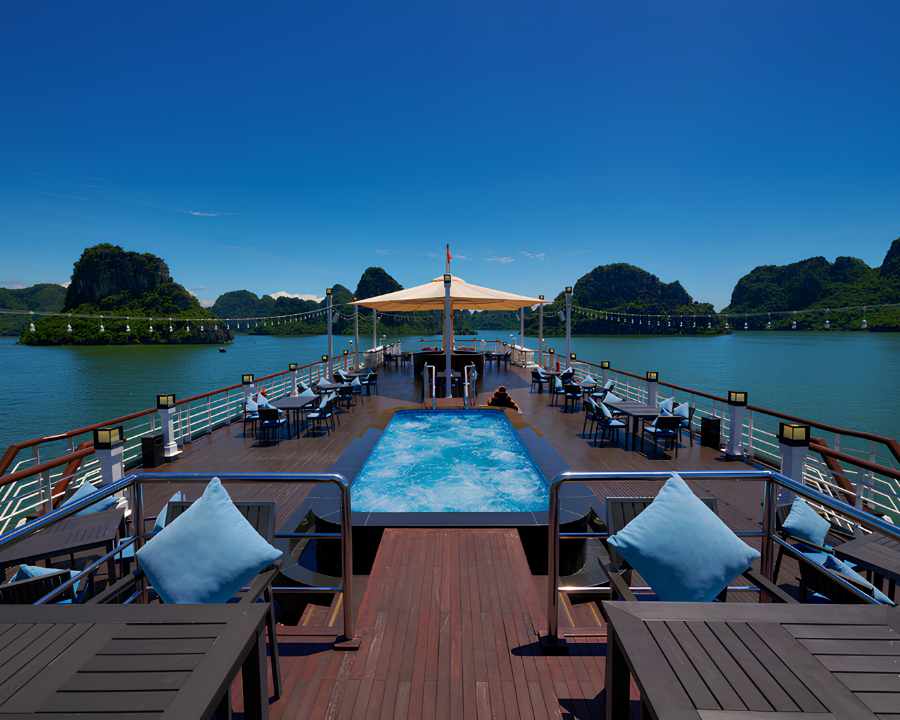 Sundeck pool on Paradise Grand Cruise.
